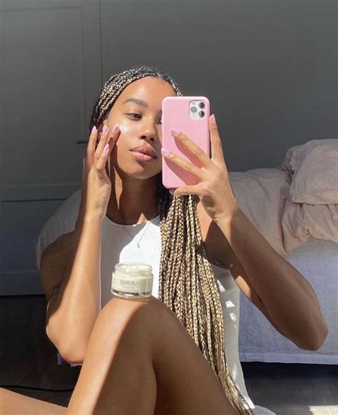 Amakahamelijnck Style Black Girls Mirror Selfie