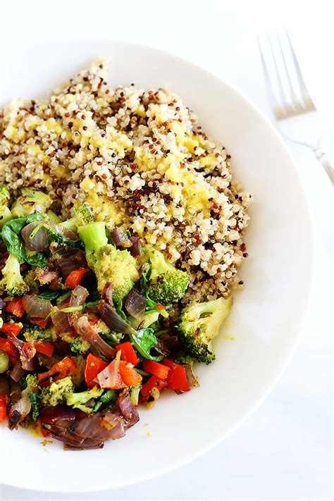 We've loaded it up with pico de gallo, fresh cilantro and avocado plus an easy hummus. Superfood Quinoa Bowl - TwoRaspberries