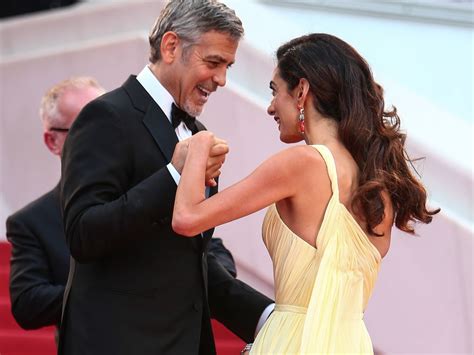So Süß Hilft George Clooney Amal Aus Der Kleider Patsche Promiflashde