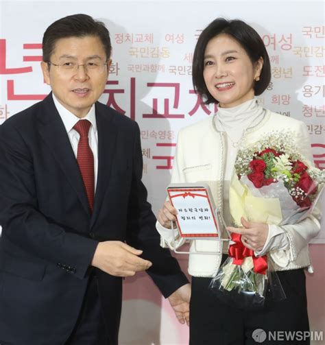 국민의힘 허은아 의원은 19일 중앙선관위가 제작한 서울시장 보궐선거 투표 독려를 위한 택시 홍보물과 관련해 아무리 봐도 '여당 색'인 홍보물을 즉시 수정하라고 주장했다. 뉴스핌 - 한국당, 브랜드 전문가 허은아 영입…黃, 자작 삼행시로 ...