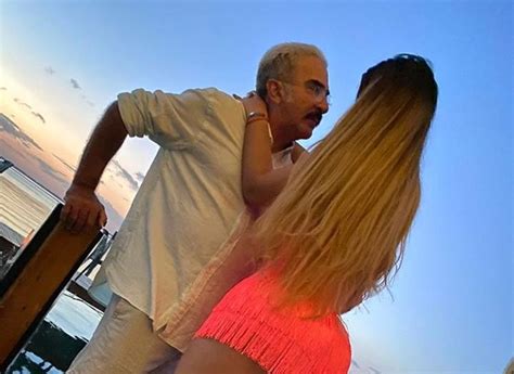 En redes sociales y medios de comunicación, su novia la empresaria mariana gonzález, aclaró que el cantante está fuera de méxico arreglando una situación familiar. Novia de Vicente Fernández Jr. confiesa que su cuerpo está ...
