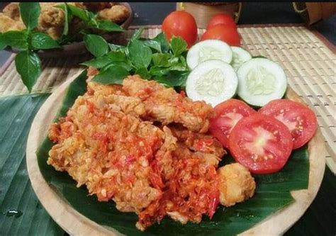 Ayam yang berwarna kuning tersebut menandakan bahwa ayam goreng telah matang. 10 Macam Aneka Jajanan Yang Lagi Booming Sepanjang Tahun 2017 - Backpacker Jakarta