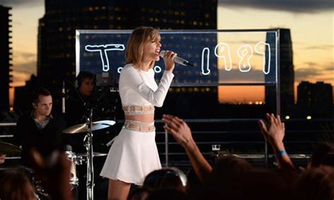 Swift Goes Pop For ‘1989 Global Times