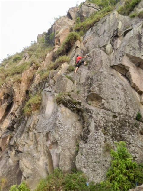 Kemudian kami rebahkan perempuan itu di papan lebar tempat duduk di bangau dengan kaki menjuntai ke bawah. penjelajah alam: GUNUNG BATU LEMBANG ,TEBING BATU