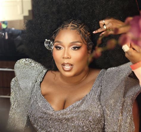 Lizzo Shows Off Her Goods On Instagram With A Nude Photo And Twerk Video Sis2sis