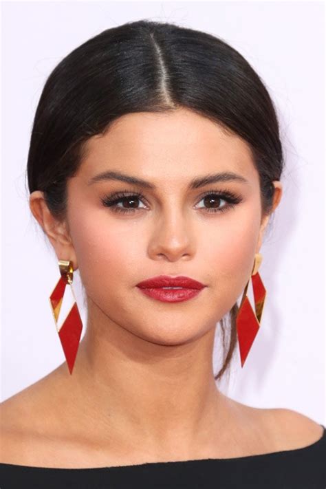 Selena Gomezs Hairstyles And Hair Colors Steal Her Style Page 7