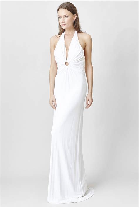 Robe de soirée longue fluide de forme légèrement évasée, haut en tulle et dentelle, décolleté v en transparence, dentelle incrustée de strass verts, dos plein en dentelle, jupe fluide en mousseline, couleur vert émeraude. Robe Azzaro - Robe longue blanche dos nu - C'est ma robe