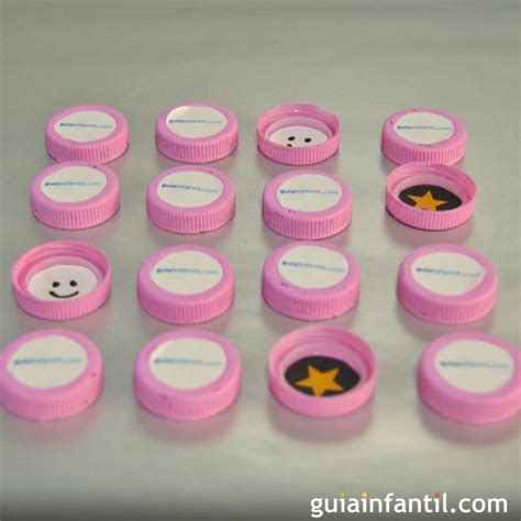 Bueno que empiece el juego, tenemos esos juegos diseñados para 4 personas, se va a poner reñido el juego. Juego de memoria con tapones de plástico para niños
