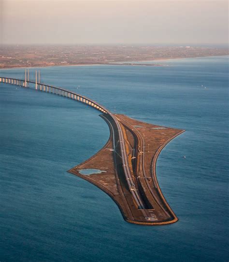 En tydlig och avgränsad infrastruktur med ett stabilt. Danish: Øresundsbroen, Swedish: Öresundsbron. The Øresund ...