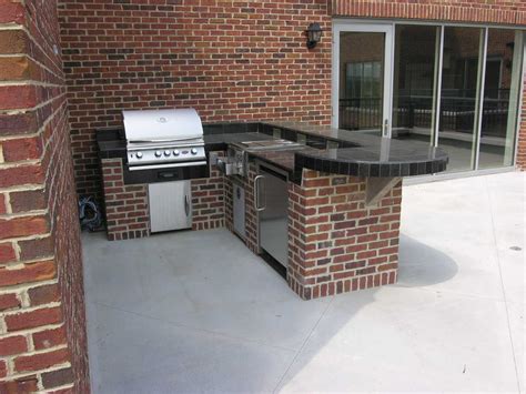 An outdoor kitchen can be a beautiful place to enjoy with family and friends sharing in many beautiful moments. L-Shaped Brick Outdoor Kitchen | Outdoor kitchen, Outdoor ...