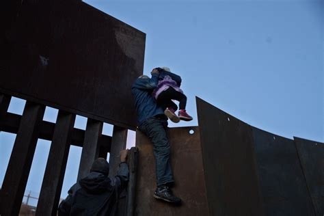 Migrantes Cruzan Muro Fronterizo Por Arriba O Por Debajo