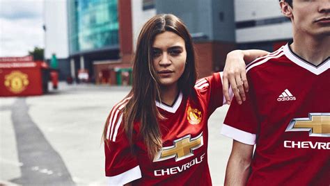 A Photo Shoot That Puts Manchester Uniteds New Home Shirt At The Heart