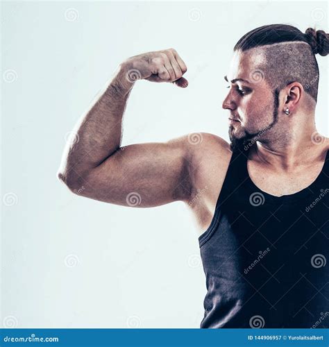 Portrait L Entra Neur Sur Le Bodybuilding Montre Qu Un Exercice Chauffait Image Stock Image