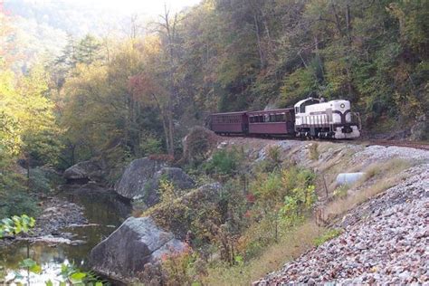 5 Ridiculously Charming Train Rides To Take In Kentucky This Fall