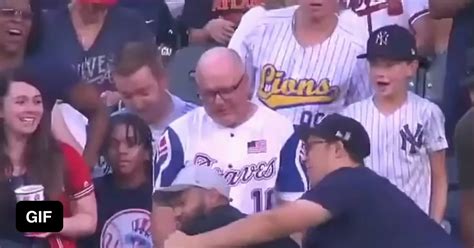 Braves Fan Fights Off Yankees Fan To Throw Back Stanton Hr As Smaller Yankees Fan Watches In