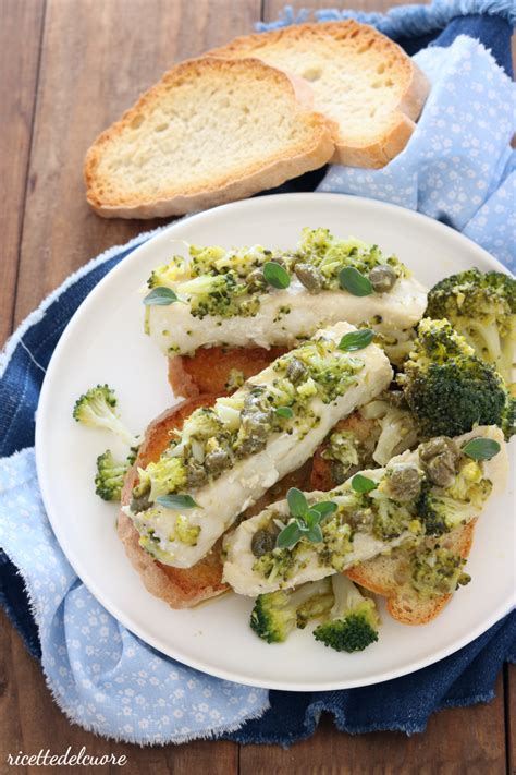 Adesso poggia i cuori in padella e falli rosolare su ogni lato. Cuori di merluzzo con broccoli e capperi - ricettedelcuore