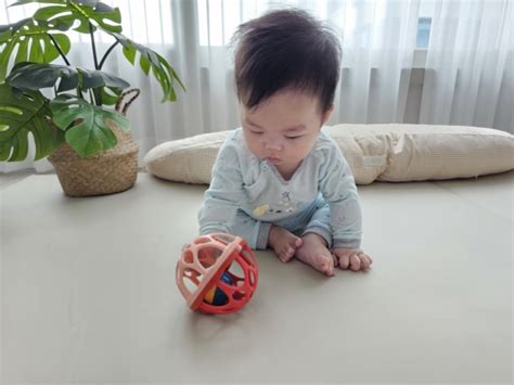 소근육장난감 7개월 아기 놀이 아기공 핑거볼 딸랑이 놀아주기 네이버 블로그