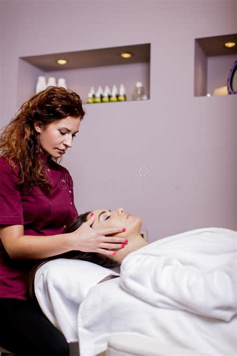 massagem facial imagem de stock imagem de esteticista 31313309