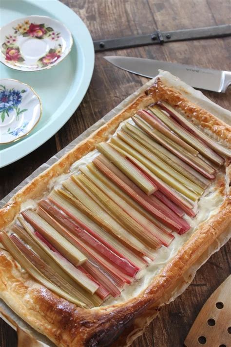 Vor zwei jahren waren wir allerdings überhaupt nicht erfreut, als wir im frühjahr eine riesige rhabarberpflanze in unserem neu gepachteten schrebergarten entdeckten. Rabarber plaattaart met geitenkaas - Foodblog - Voedsel ...
