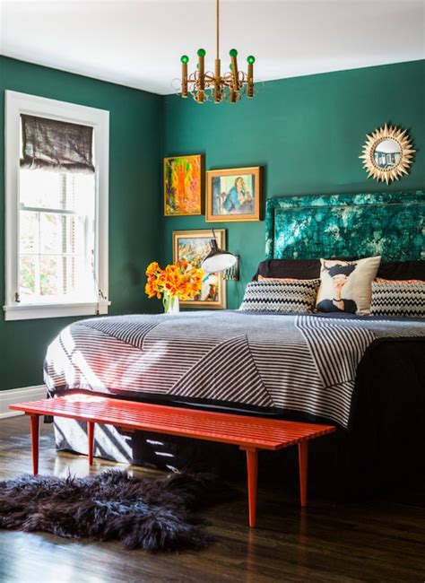 Ever since we started dreaming up the design plans for our monochrome modern master bedroom, i became obsessed with the idea of finding more dark and moody modern bedrooms for. 10 Stunnning Emerald Green Bedroom Designs - Master ...