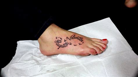 Tatuaje infinito con pluma tatuaje de pluma en el brazo tatuaje de las manos en oración tatuajes de pies de bebé tatuaje de infinito con nombres diseños de tatuajes simples bff tatuajes diseños de tatuaje para parejas tatuaje de pulsera Pin en tatuajes (tattoos)