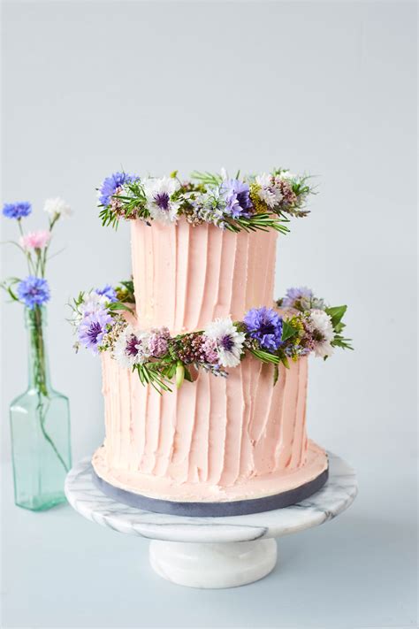 These simple and spectacular southern cakes deserve a comeback. How To Decorate A Wedding Or Celebration Cake With Edible ...
