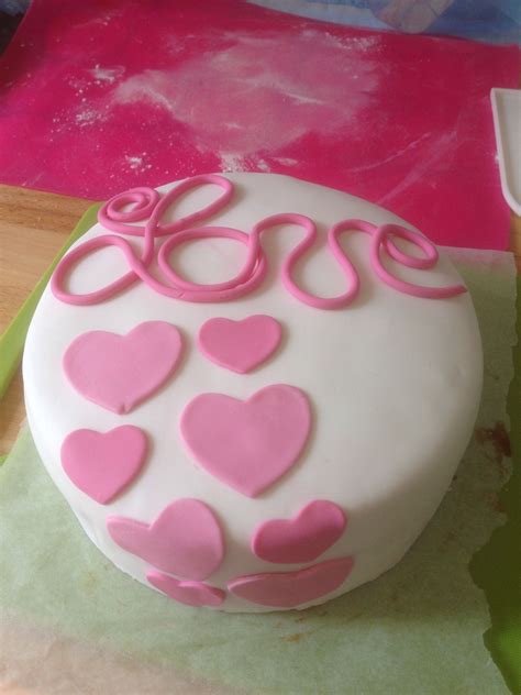 Una frase d'amore o una citazione romantica , un gesto inaspettato o un mazzo di fiori: Torta per mamma e moglie