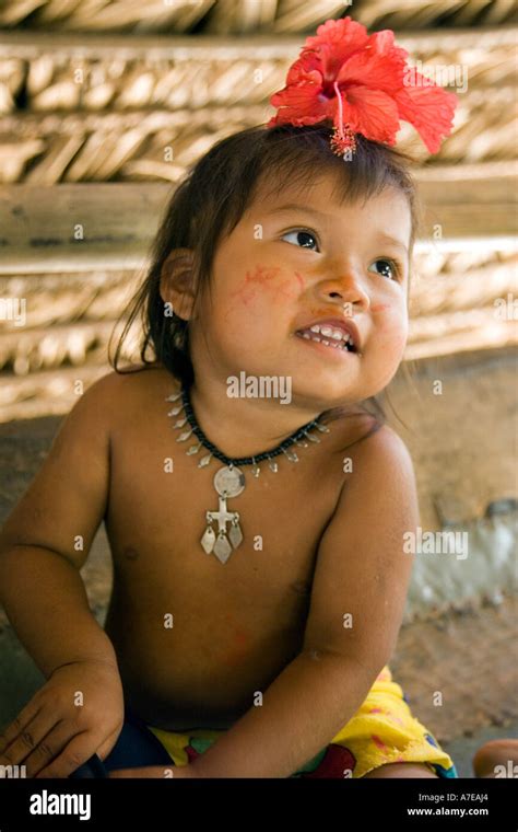 Embera Indisch Mädchen Fotos Und Bildmaterial In Hoher Auflösung Alamy