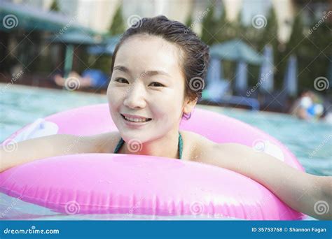 Portret Van Glimlachende Jonge Vrouwen In De Pool Met Een Opblaasbare