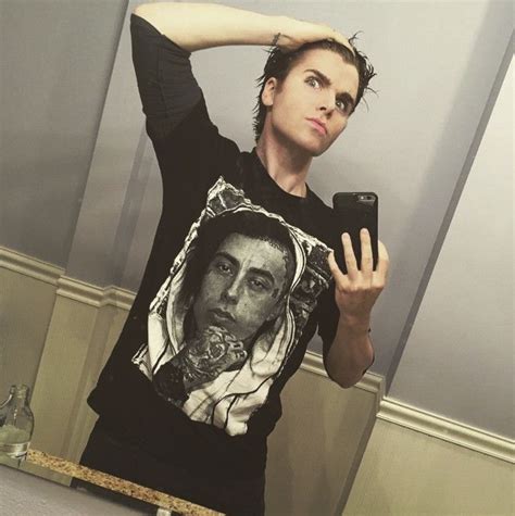 TW Pornstars - 1 pic. Onision.Com. Twitter. What's the better look