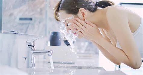 The Correct Way To Wash Your Face So You Ll Look Like A Superstar All