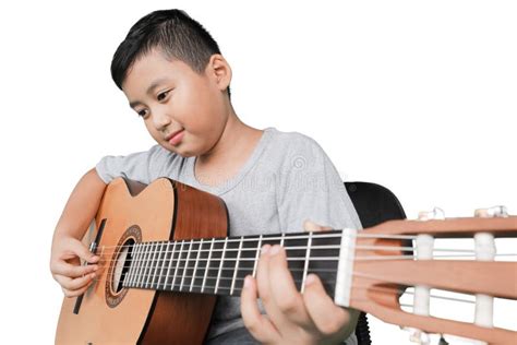 Niño Pequeño Que Toca La Guitarra Con Una Escoba Foto De Archivo