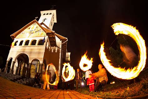 În tradiţia populară este un prilej de a sărbători soarele şi muncile agricole specifice verii.sf. Photography with feeling: Sanzienele, sarbatoare a iubirii ...