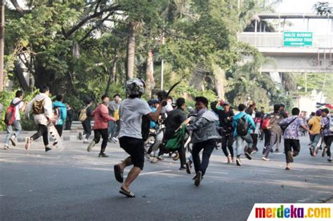 Foto Puluhan Pelajar Terlibat Tawuran Di Wilayah Jembatan Tiga