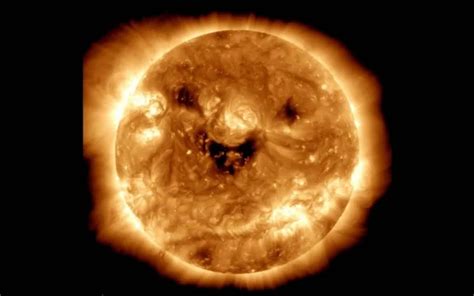 Обсерваторията на НАСА засне изображение на усмихнато слънце