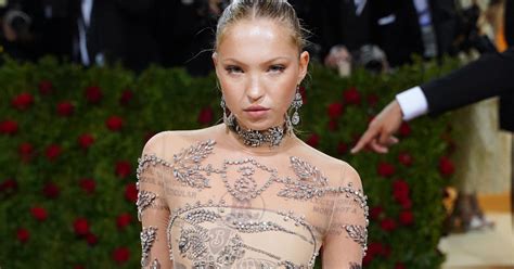 At The Met Gala Lila Grace Moss Displays Her Insulin Pump Under Her