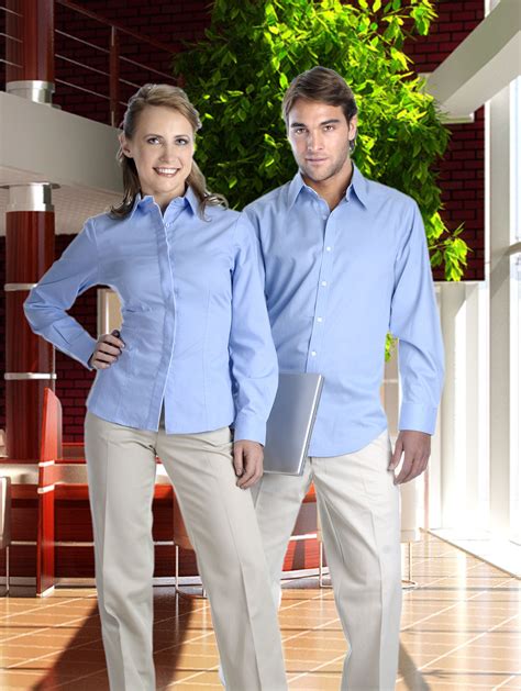 Uniforme Mixto De Dos Piezas Con Camisa Azul Cielo Y Pantalón Colo
