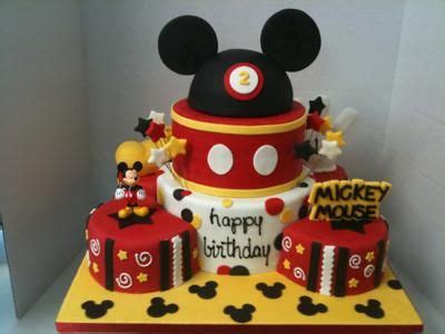 I had so much fun making this cake. Mickey Mouse cake... My dream cake minus the 2 of course ...
