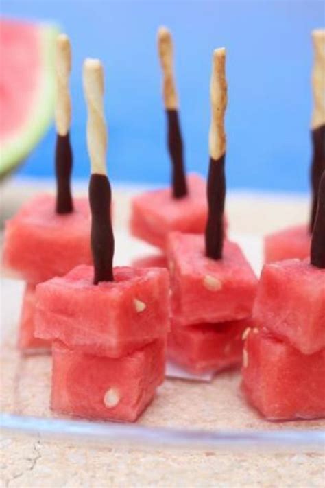 fingerfood mikado obst spieße mit wassermelone als nachspeise rezept nachspeise