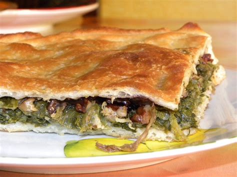 Per l'impasto della pizza all'olio sciogliere il lievito di birra in un pochino di acqua tiepida (la temperatura giusta dell'acqua deve oscillare tra i 30° e i 40°). Ricetta Pizza di scarola: ecco come cucinarla in casa