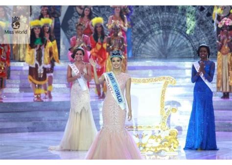 Photo La Superbe Marine Lorphelin Premi Re Dauphine De Miss Monde Se Tient Aupr S De