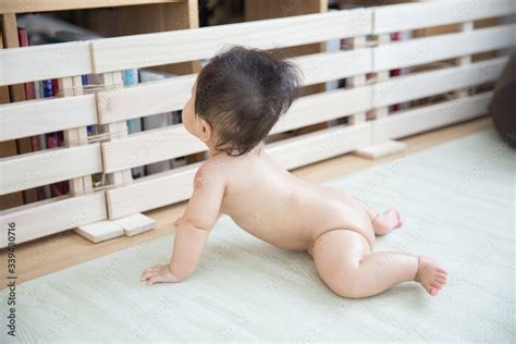 裸の赤ちゃん Stock Photo Adobe Stock