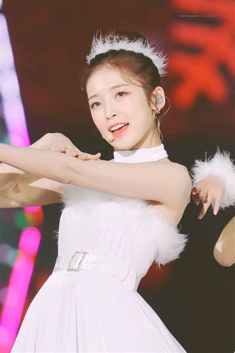 인터넷에 연결된 컴퓨터나 tv, 언제 어디서든 모바일 스트리밍을 통해 무료로 볼 수 있는데요. 오마이걸 아린 고화질 사진 / 배경화면 (4)