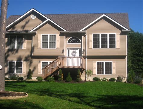 Tudor homes were typically designed with an interior that complemented the exterior in terms of design style. Raised Ranch Images | TheCelebrityPix | Ranch style homes ...