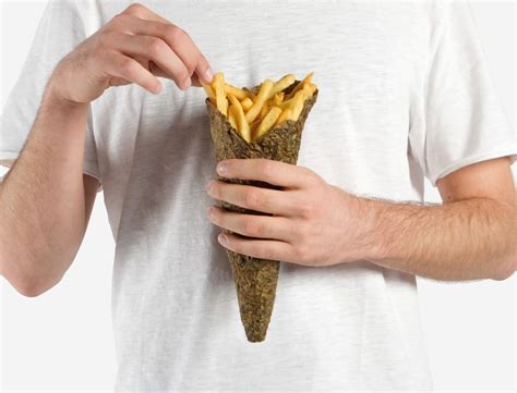 Papa francisco, sucesor de san pedro, papa de la iglesia.católica. Envoltura de papas fritas creada con su propia cáscara ...