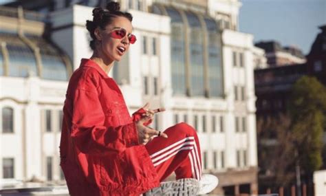 Плейлист песен zivert, ятл (я тебя люблю) и море других песен! Слушать бесплатно трек песни Чак — Zivert | Zivert.Life