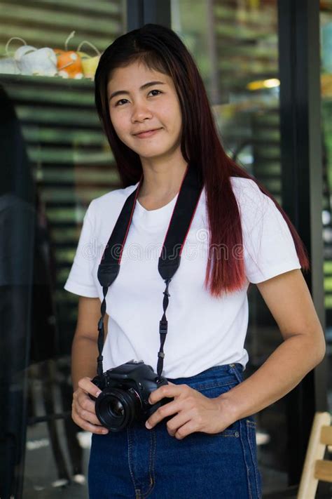 Asian Teen Is An Amateur Photographer Practicing Photography Stock