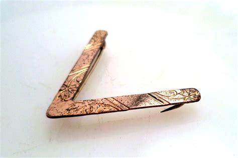 Wwii Victory Pin V For Victory Gold Filled Etched Leaf Design Etsy