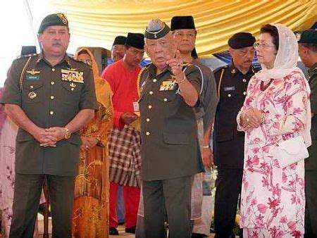 Melayu tulen.ko ingat adik beradik dia tak mampu ke????family dia ramai yg graduate bukan mcm ko, hidup untung ada angin je, tuan kamal kami menyokong tuan sepenuh nya,.insyallah tuan akan menang! Gambar Adik Beradik Sultan Johor