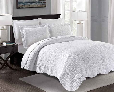 Classic White Luxury Bedspread With Scalloped Edge